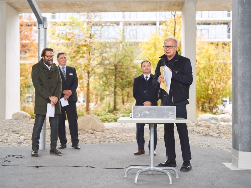 Speeches at the laying of the foundation stone by Johannes Eisenhut, CEO Senn Development, Domenico Scala, President Switzerland Innovation Park Basel Area, Stephen Wilson, CEO Botnar Institute of Immune Engineering, and Pierre de Meuron, architect Herzog & de Meuron (from left to right) (image: David Walter, Senn)